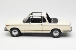 BMW 2002 Baur Kabriolet E10 Chamonix Bel AUTOart 1:18 70532 Kovina – slika 4 od 8