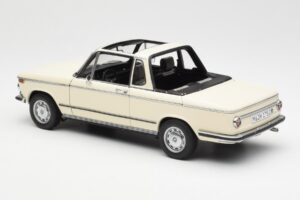 BMW 2002 Baur Kabriolet E10 Chamonix Bel AUTOart 1:18 70532 Kovina – slika 7 od 8