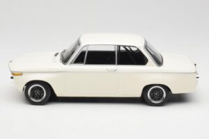 BMW 2002 Bel Plain Body Version Minichamps 1:18 155702600 Kovina – slika 3 od 6