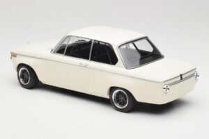 BMW 2002 Bel Plain Body Version Minichamps 1:18 155702600 Kovina – slika 5 od 6
