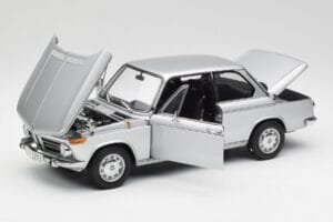 BMW 2002tii Srebrna AUTOart 1:18 80430151479 Kovina – slika 2 od 8