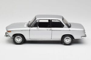 BMW 2002tii Srebrna AUTOart 1:18 80430151479 Kovina – slika 4 od 8