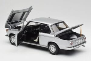 BMW 2002tii Srebrna AUTOart 1:18 80430151479 Kovina – slika 5 od 8