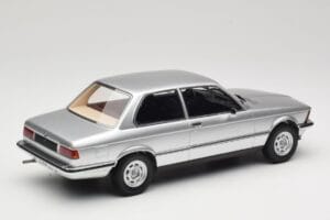 BMW 320 E21 Srebrn Minichamps 1:18 107024200 Smola – slika 2 od 6