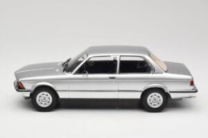 BMW 320 E21 Srebrn Minichamps 1:18 107024200 Smola – slika 3 od 6
