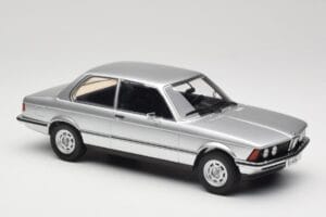 BMW 320 E21 Srebrn Minichamps 1:18 107024200 Smola – slika 4 od 6