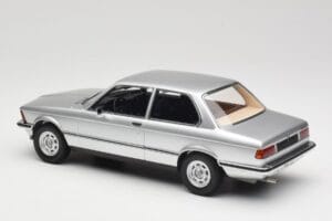 BMW 320 E21 Srebrn Minichamps 1:18 107024200 Smola – slika 5 od 6