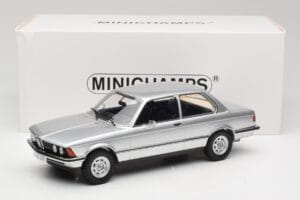 BMW 320 E21 Srebrn Minichamps 1:18 107024200 Smola – slika 6 od 6
