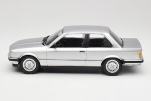 BMW 323i E21 Srebrn Minichamps 1:18 155026001 Kovina – slika 3 od 6