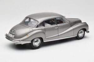 BMW 502 2.6 Luxus Silver Beige Metallic AUTOart 1:18 70591 Kovina – slika 3 od 8
