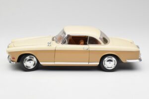 BMW 503 Bež Revell 1:18 8832 Kovina – slika 4 od 8