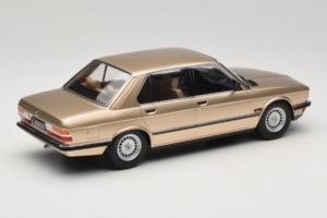 BMW 520i E28 Gold Metallic IXO 1:18 18CMC184 Kovina – slika 2 od 6