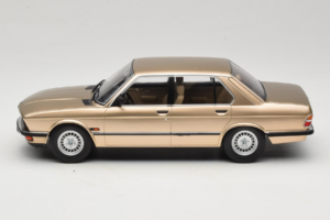 BMW 520i E28 Gold Metallic IXO 1:18 18CMC184 Kovina – slika 3 od 6