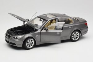 BMW 530i E60 Grey Metallic Revell 1:18 08841 Kovina – slika 2 od 8