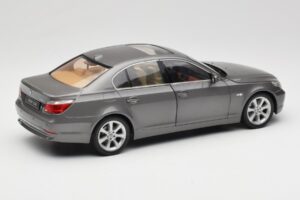 BMW 530i E60 Grey Metallic Revell 1:18 08841 Kovina – slika 3 od 8