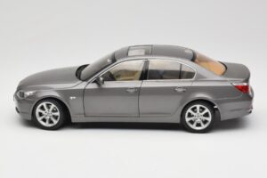 BMW 530i E60 Grey Metallic Revell 1:18 08841 Kovina – slika 4 od 8
