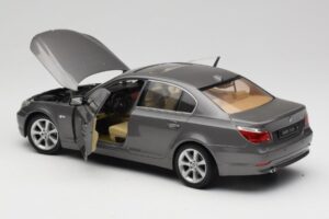 BMW 530i E60 Grey Metallic Revell 1:18 08841 Kovina – slika 5 od 8