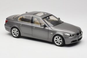 BMW 530i E60 Grey Metallic Revell 1:18 08841 Kovina – slika 6 od 8
