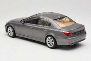BMW 530i E60 Grey Metallic Revell 1:18 08841 Kovina – slika 7 od 8