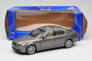 BMW 530i E60 Grey Metallic Revell 1:18 08841 Kovina – slika 8 od 8