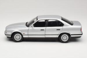 BMW 535i E34 Srebrna Minichamps 1:18 100024005 Kovina – slika 4 od 8