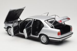 BMW 535i E34 Srebrna Minichamps 1:18 100024005 Kovina – slika 5 od 8