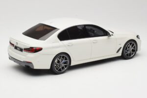 BMW 545e xDrive M-Sport G30 Bel GT Spirit 1:18 GT496 Smola – slika 2 od 6