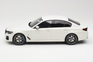 BMW 545e xDrive M-Sport G30 Bel GT Spirit 1:18 GT496 Smola – slika 3 od 6