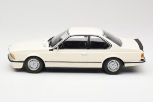 BMW 635 CSi E24 Bela Minichamps 1:18 155028102 Kovina – slika 3 od 6