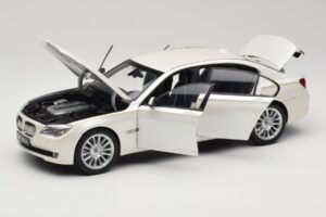 BMW 7 Series F02 760Li Brilliant White Kyosho 1:18 08783BRW Kovina – slika 2 od 8