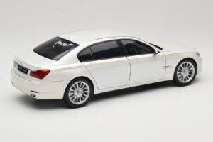 BMW 7 Series F02 760Li Brilliant White Kyosho 1:18 08783BRW Kovina – slika 3 od 8