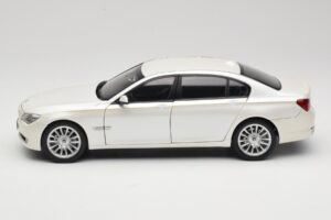 BMW 7 Series F02 760Li Brilliant White Kyosho 1:18 08783BRW Kovina – slika 4 od 8