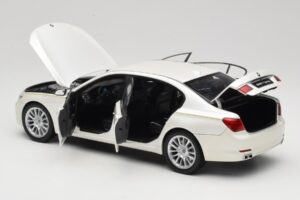 BMW 7 Series F02 760Li Brilliant White Kyosho 1:18 08783BRW Kovina – slika 5 od 8