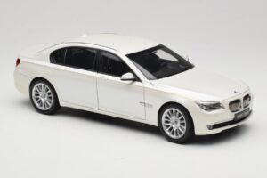 BMW 7 Series F02 760Li Brilliant White Kyosho 1:18 08783BRW Kovina – slika 6 od 8