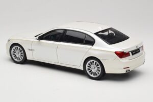 BMW 7 Series F02 760Li Brilliant White Kyosho 1:18 08783BRW Kovina – slika 7 od 8