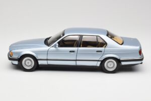 BMW 730i E32 Svetlo Modra Metallic Minichamps 1:18 100023008 Kovina – slika 4 od 8
