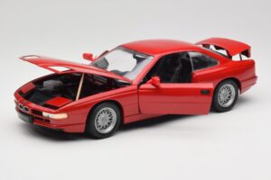 BMW 850Ci E31 Brilliant Red Revell 1:18 8827 Kovina – slika 2 od 8