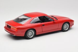 BMW 850Ci E31 Brilliant Red Revell 1:18 8827 Kovina – slika 3 od 8