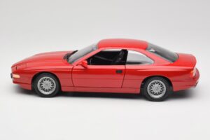 BMW 850Ci E31 Brilliant Red Revell 1:18 8827 Kovina – slika 4 od 8