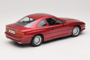 BMW 850i E31 Rdeč Tchibo 1:18 36157 Kovina – slika 3 od 8