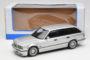BMW Alpina B10 E34 4.6 Touring Srebrna MCG 1:18 MCG18332MCW Kovina – slika 6 od 6
