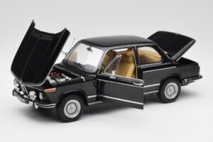 BMW 2002 L E10 Črn AUTOart 1:18 70603 Kovina – slika 2 od 8
