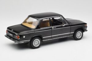 BMW 2002 L E10 Črn AUTOart 1:18 70603 Kovina – slika 3 od 8