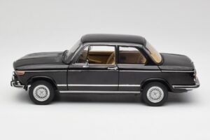BMW 2002 L E10 Črn AUTOart 1:18 70603 Kovina – slika 4 od 8