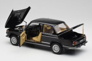 BMW 2002 L E10 Črn AUTOart 1:18 70603 Kovina – slika 5 od 8