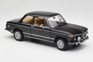 BMW 2002 L E10 Črn AUTOart 1:18 70603 Kovina – slika 6 od 8