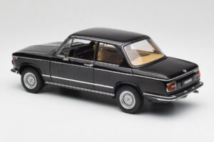 BMW 2002 L E10 Črn AUTOart 1:18 70603 Kovina – slika 7 od 8