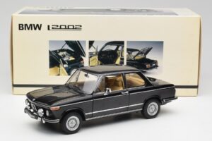 BMW 2002 L E10 Črn AUTOart 1:18 70603 Kovina – slika 8 od 8