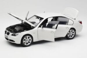 BMW E60 545i Alpine Bel Kyosho 1:18 08591W Kovina – slika 2 od 8
