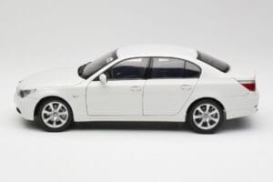 BMW E60 545i Alpine Bel Kyosho 1:18 08591W Kovina – slika 4 od 8